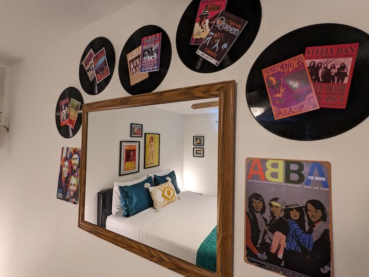 迪斯科客房不会对黑胶唱片覆盖的墙壁和70年代精彩的音乐会海报感到失望，如ABBA、Bee Gees、Queen ，当然还有终极女王Elton John。 