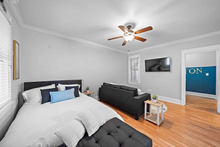 *Quaint Downtown Studio Apartment - Toyota Center*
