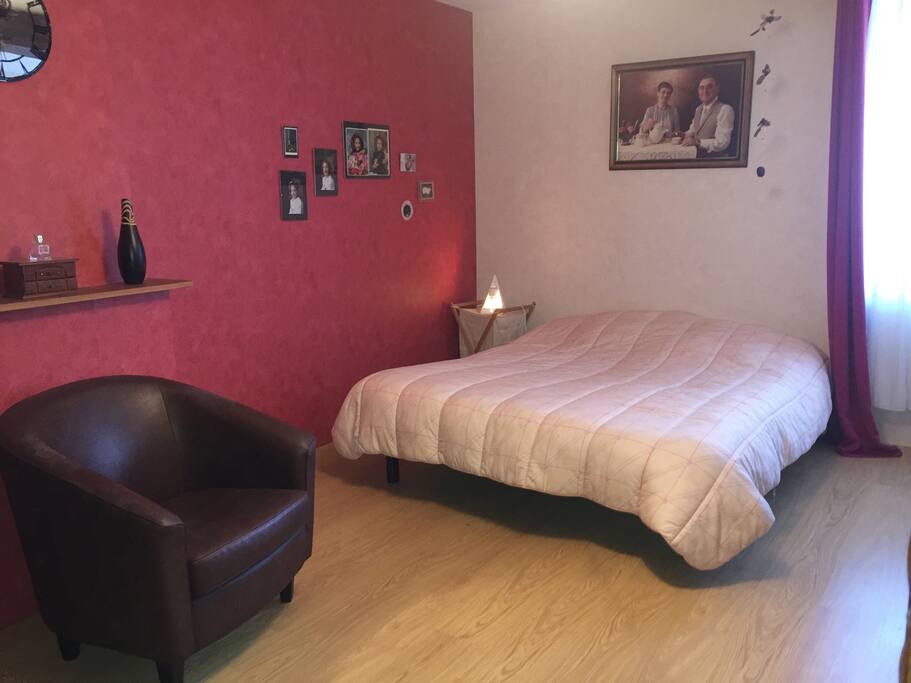 Chambre rose pour 2 et lit bébé