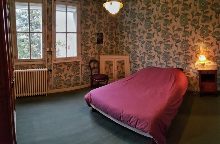 R2 / Room in large and peaceful house with garden