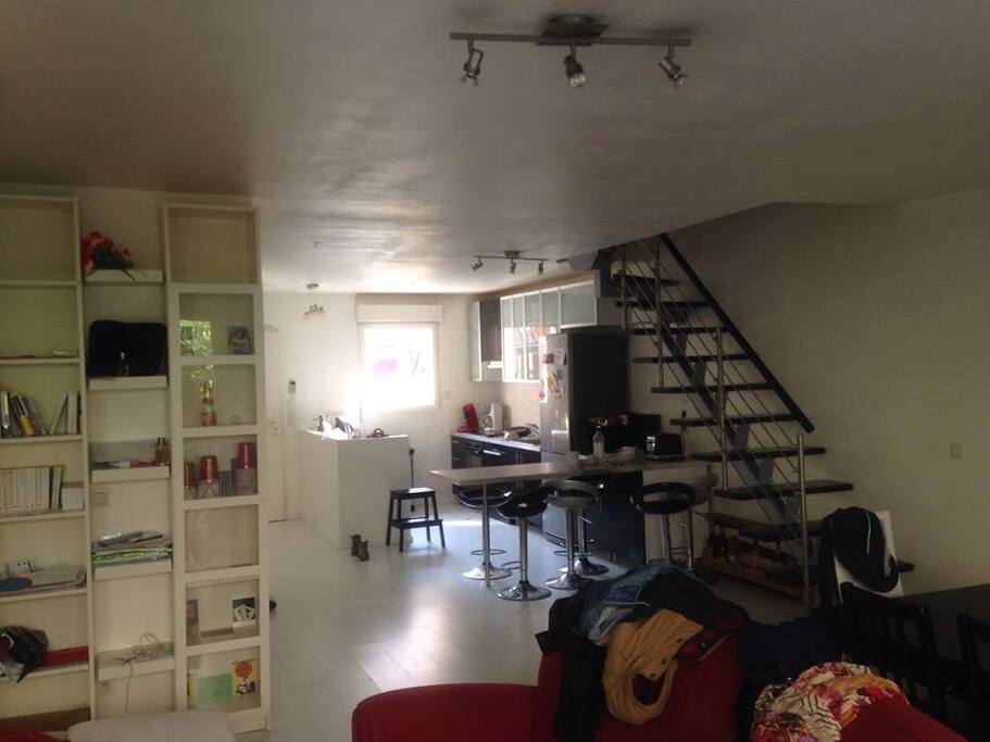 Salon et cuisine au fond