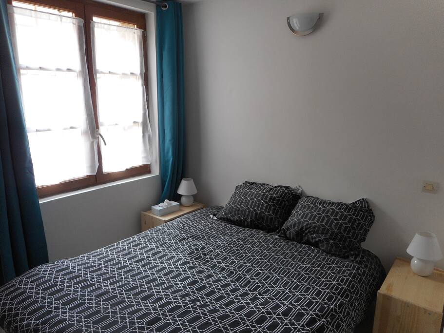 La chambre au calme, les draps sont fournis.