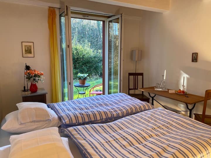 Ძალიან მყუდრო, თავშესაფრით გარშემორტყმული ოთახი, 1-2 ადამიანი, მშვენიერი პატარა დასაჯდომი სივრცით (ოთახი 1)