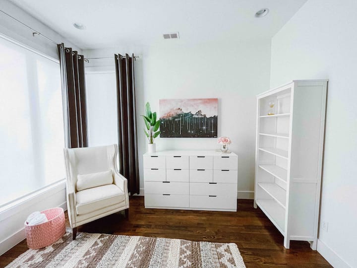 queen bedroom with walk-in closet and en suite bathroom!
