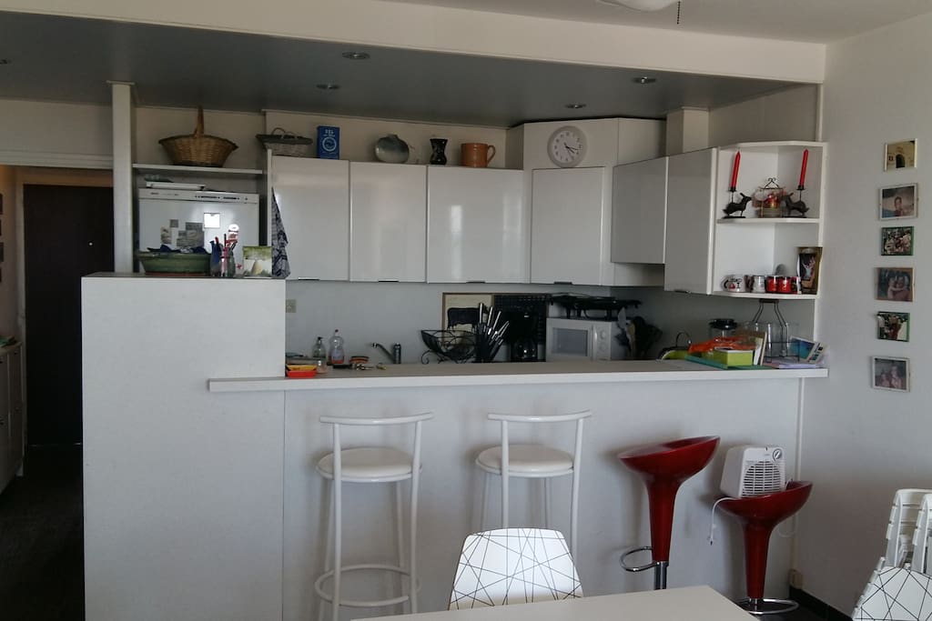 Cuisine américaine vue mer avec bar donnant sur le salon