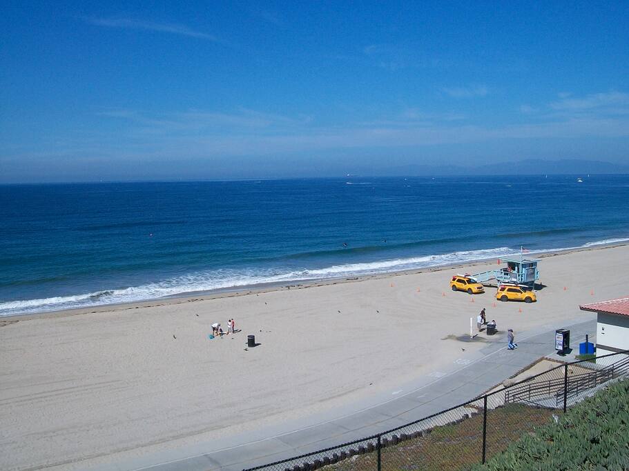 We are ten minutes from this beach and the pier with its restaurants and shops.