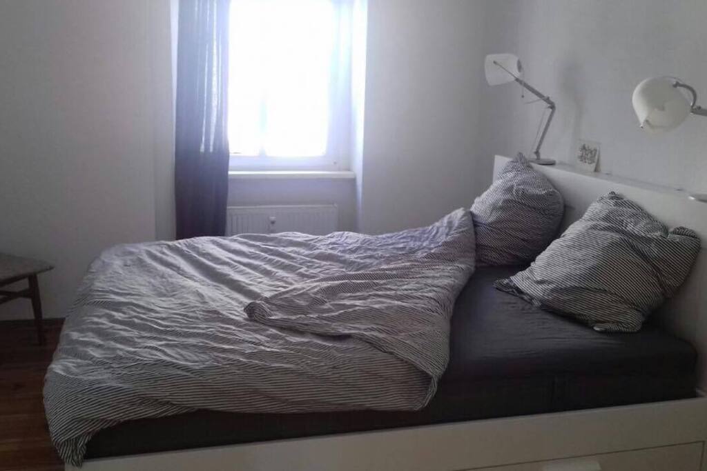 Schlafzimmer zum Hinterhof