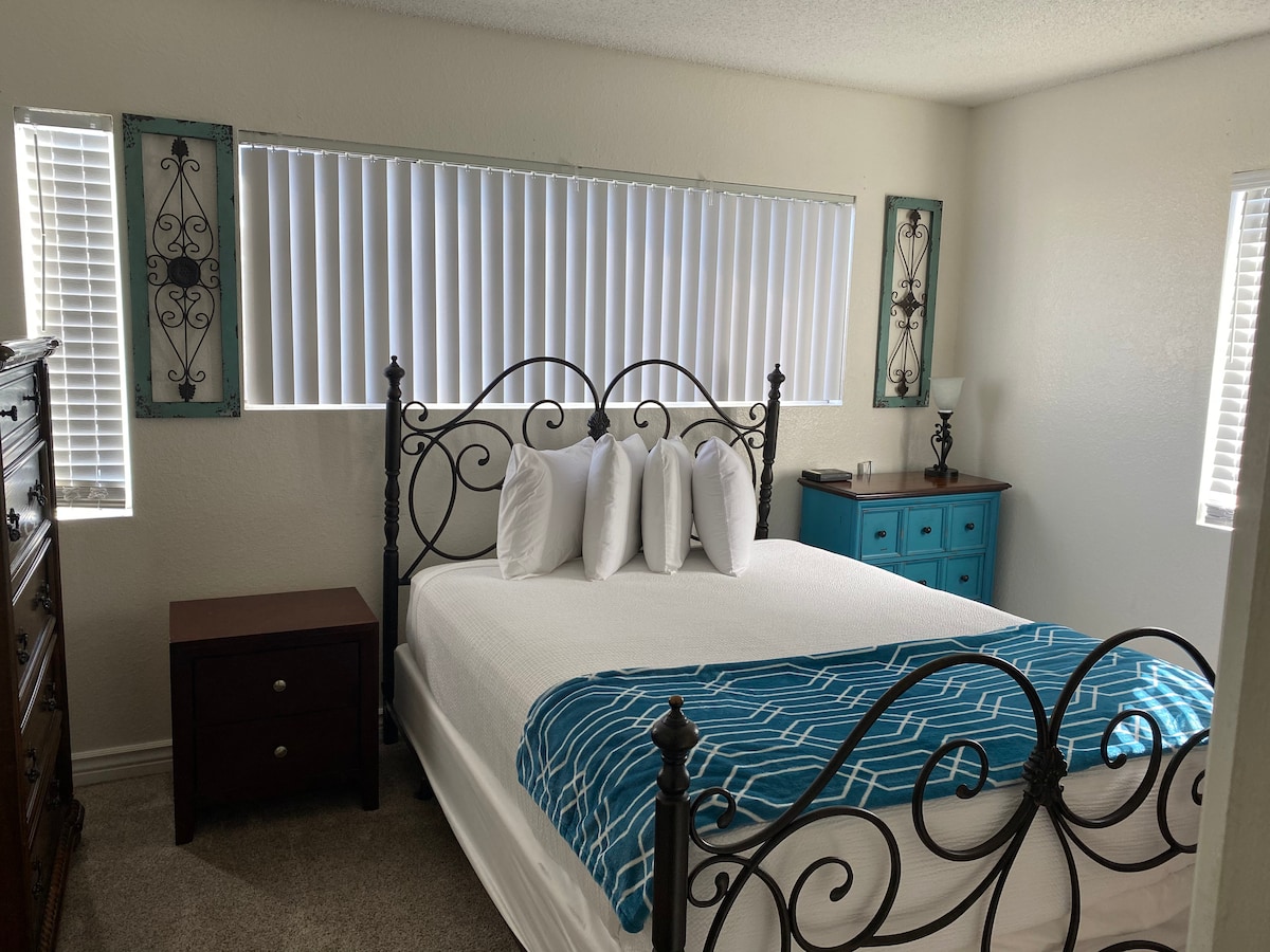 חדר שינה עם מיטת קווין סייז