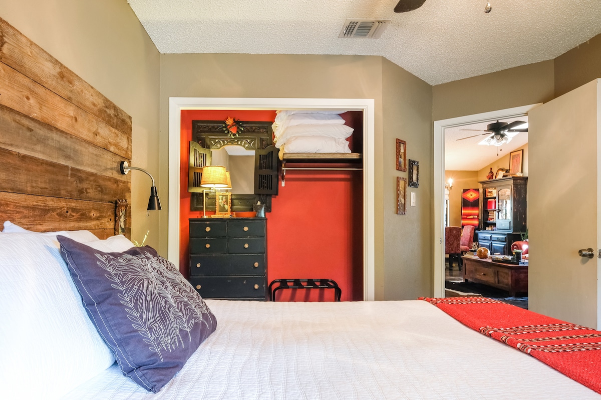 Comfortable Central Apartment with Unique Austin Vibe Perfect for Long-term Stays