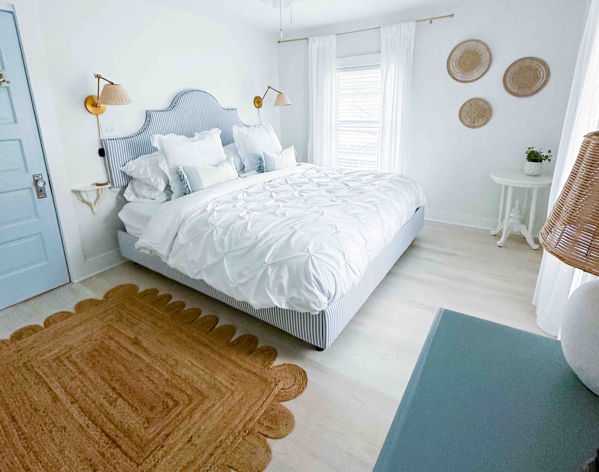 U drugoj spavaćoj sobi nalazi se bračni krevet s dva plutajuća noćna ormarića savršena za vaš mobitel i čašu vode. Nudimo vam čak i praktične dokove za punjenje putem USB-a za vaš mobitel!