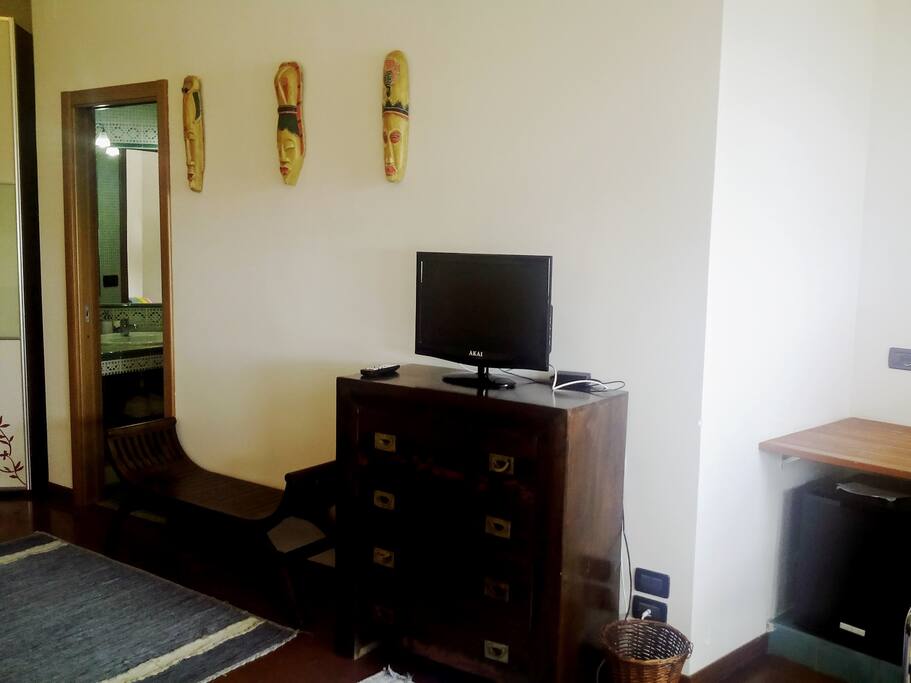 tv, entrata bagno