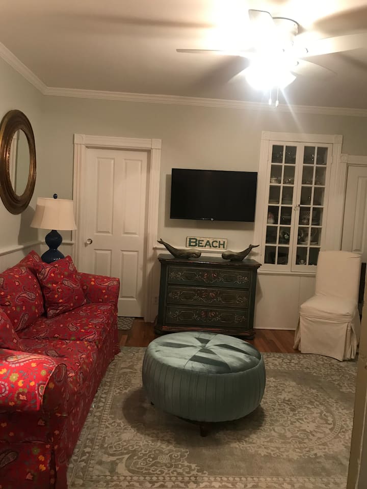 Suite/dormitorio en la planta baja con colchón de aire, sofá cama, vista desde la entrada principal del porche lateral, solo para fiestas de 7 personas.
