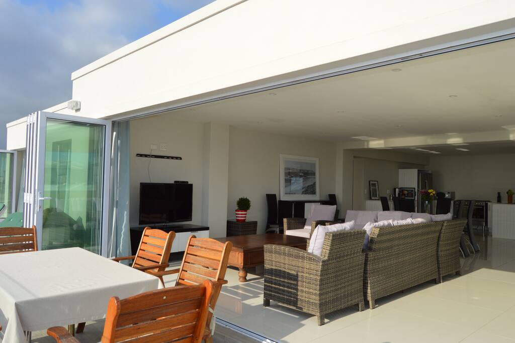Spacious lounge with flat screen TV