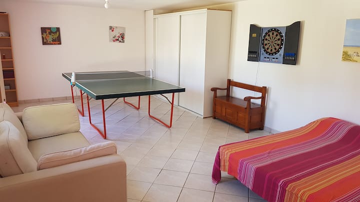 Ქვედა მარჯვენა საძინებელი + პინგ-პონგი + დარტები (პლასტმასი).