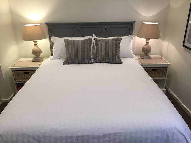 5 Simpson St – Front Beach Townhouse gallery image 3