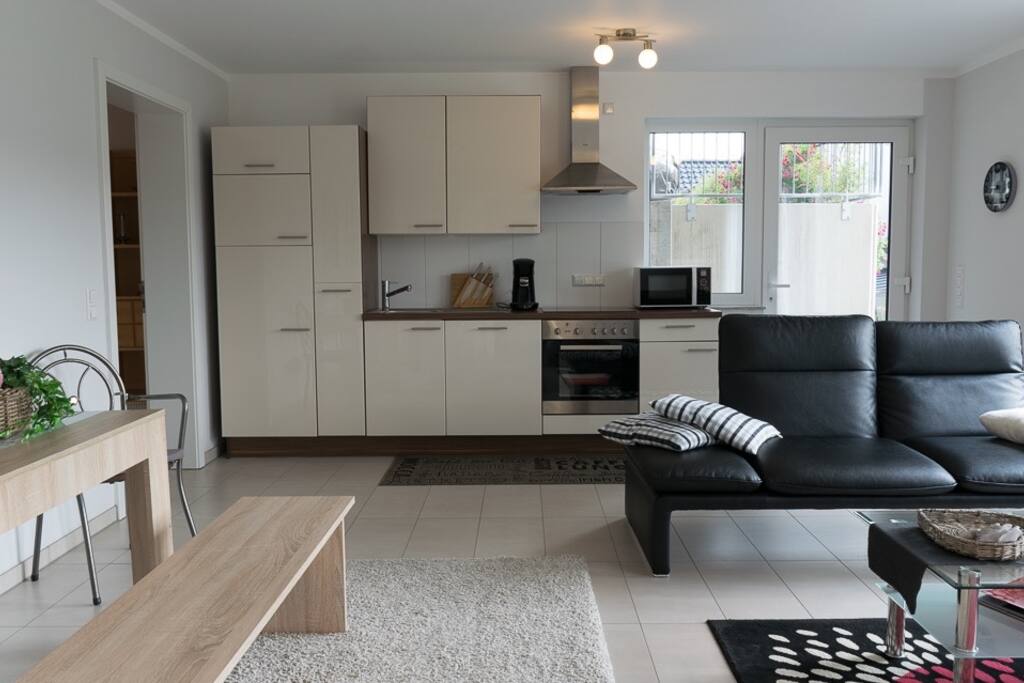 Moderne Küche, Geschirrspüler, Kühlschrank, Tiefkühlschrank, Backofen, Zeranfeld,