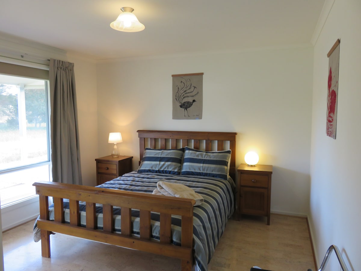 Стая с изглед към страната, двойно легло с спално бельо и кърпи. Всички спални със затъмнени завеси И ЩОРИ