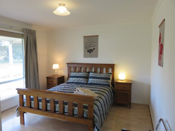 Izba s výhľadom na krajinu, manželská posteľ Queen s posteľnou bielizňou a uterákmi. Všetky spálne so zatemnenými závesmi A ŽALÚZIAMI