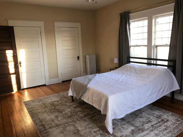 Sovrum med dubbelsäng 