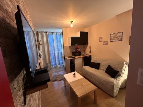 Zola's Beautiful studio with balcony