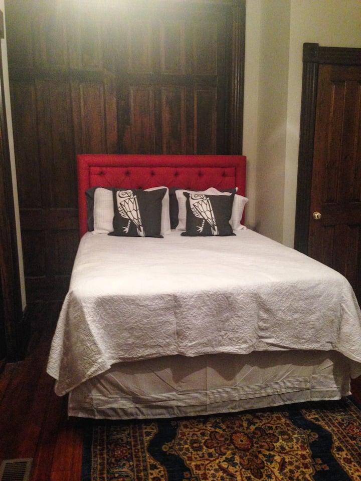 Spavaća soba na 1. katu - bračni krevet (širine 150-1