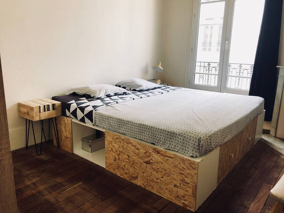 Chambre LIT KING SIZE donnant sur cour paisible.