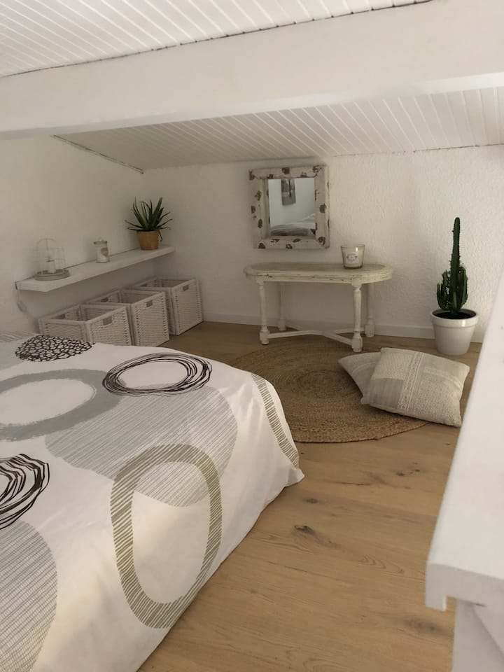 קומת ביניים מוארת זוגית 2 מקומות 