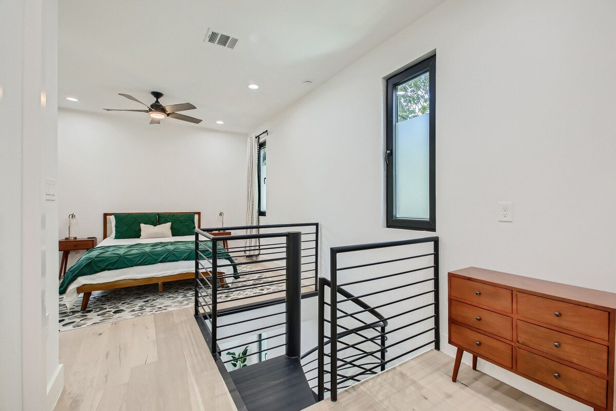 Modern 1 bed 1.5 bath with yard in Hyde Park