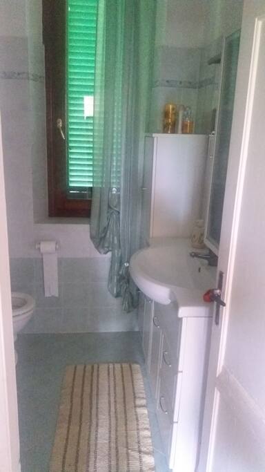 bagno interamente ristrutturato. con doccia