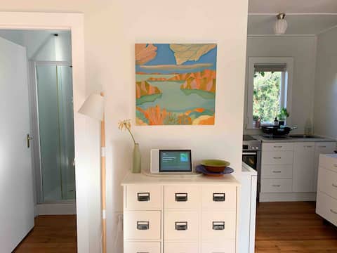 Successful Airbnb property: Weka Cottage: Spa, fire, cafés - all season charm in Waiheke Island