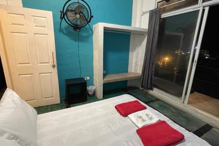 Chumba cha pili kilicho na bafu. 