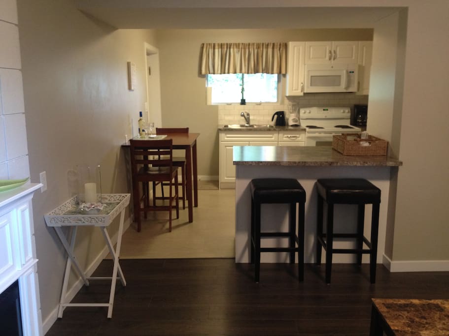 Kitchen and Breakfast Bar