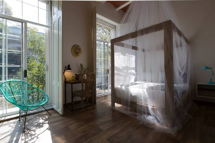 Sunny suite w/ queen size bed, inside boutique B&B