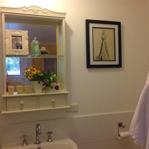 Large coastal home 8 minutes from the beach. gallery image 4