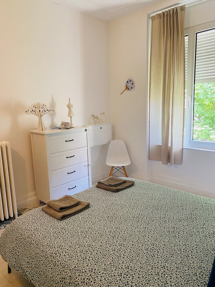 卧室配有标准双人记忆床（ 160 x 200 ） ，包括工作空间和带储物柜的梳妆台。 
安静的夜晚，地理位置优越，坐落在树木茂密的庭院内。
当您到达时，我们会整理床铺！ 