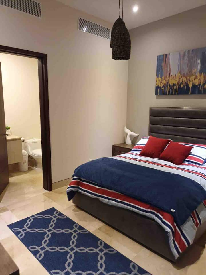 Baño completo privado con TV y mucho espacio en el armario.