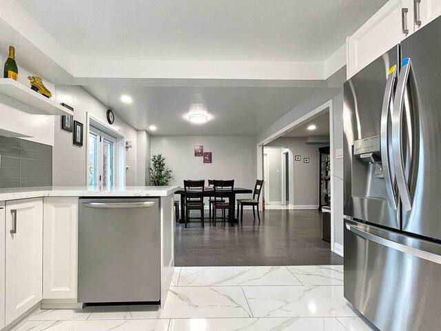 Rare & Spacious massive home w 7 beds gallery image 5