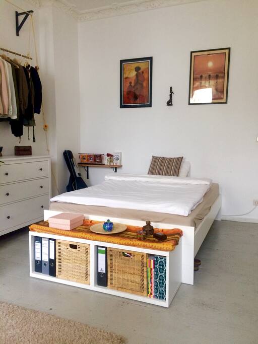 The bed measures 140cm x 200cm.