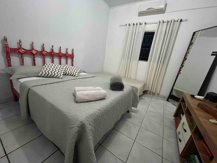 El dormitorio 2 consta de 1 cama doble y 1 cama individual, estante, armario de 2 puertas y aire acondicionado.