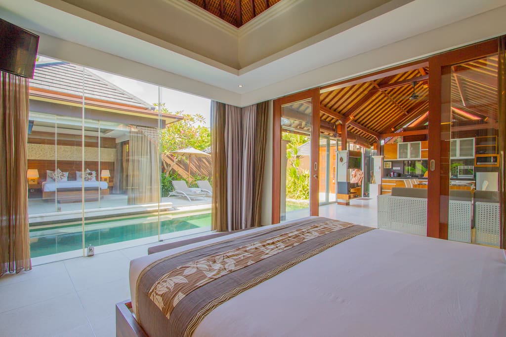 Bedroom with view on the pool