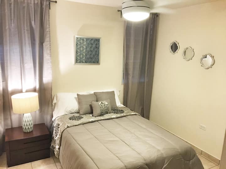 El dormitorio tiene capacidad para 2 personas (cama completa).