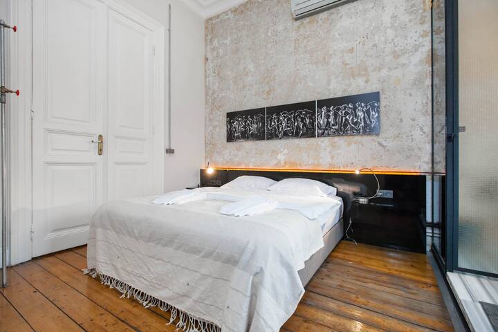 4 Bedroom★3Bath★In the Center★ Best for Big Groups gallery image 5