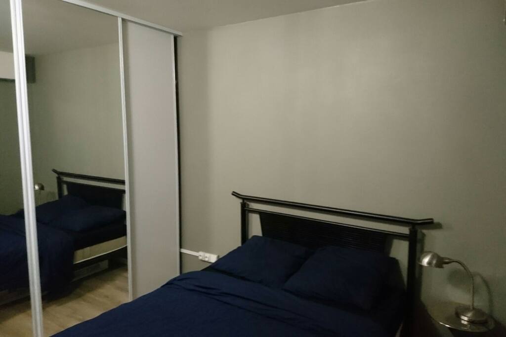 Chambre simple avec grand dressing et lit deux places