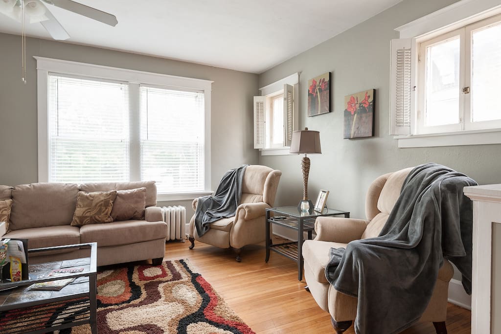 Spacious living space, comfortably seating 6