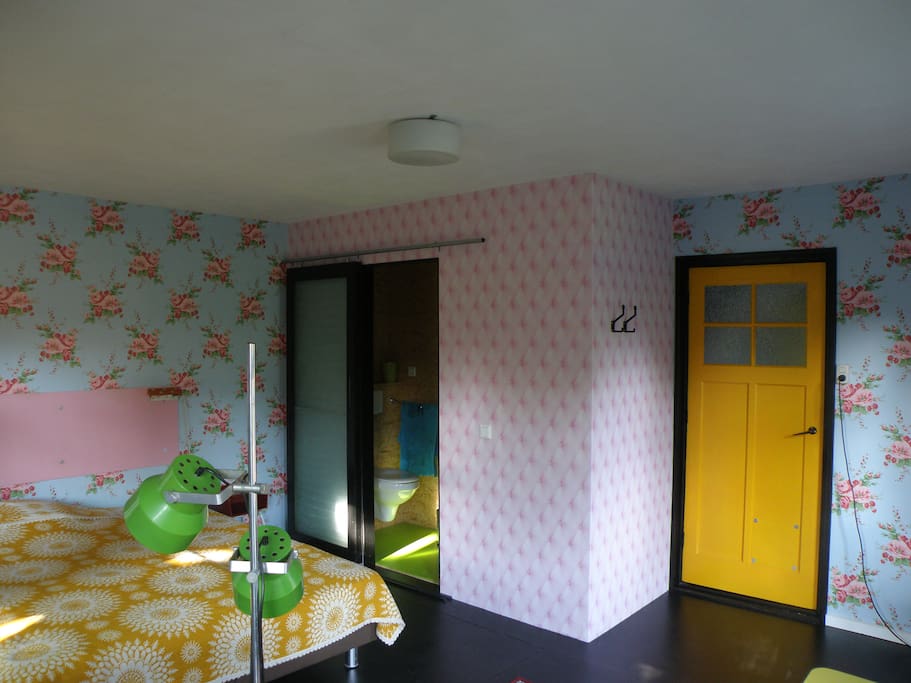 de badkamer heeft direct verbinding met de B&B kamer