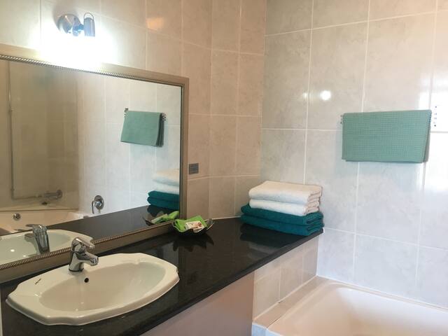 Leisure Bay Suites – family friendly, on the beach gallery image 5