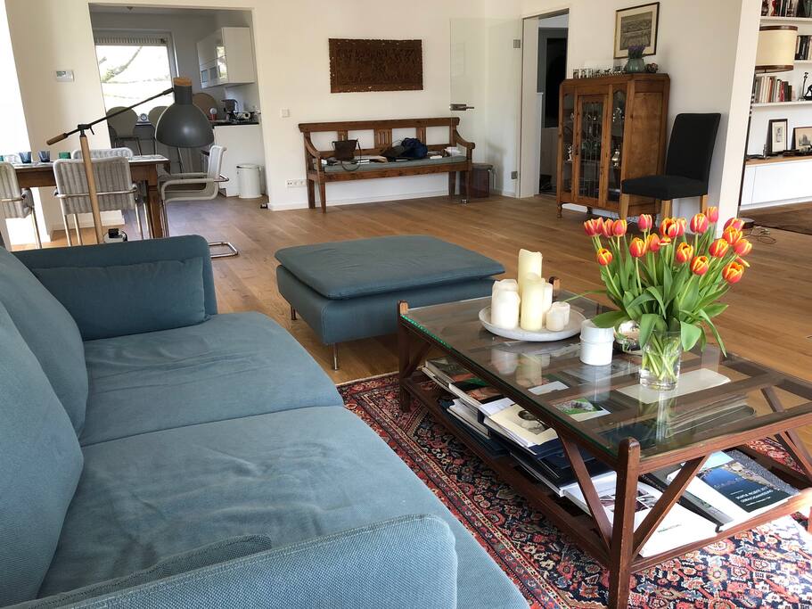 Das grosse Wohnzimmer mit Sitzecke und Blick in die Küche - the lounge with dining area and view into the kitchen