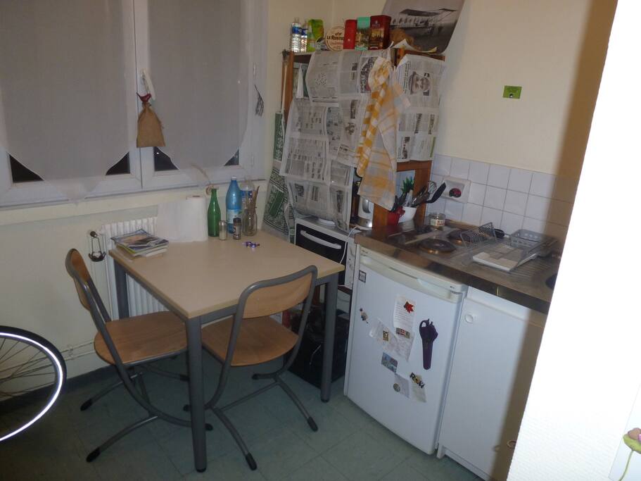 Plaques chauffantes, frigo, four, table.