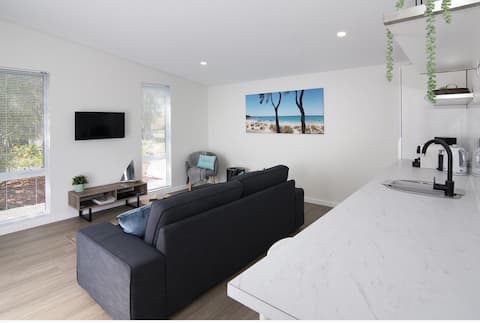 Top Airbnb: Beach on your doorstep. Blue waters Buss/Duns in Broadwater