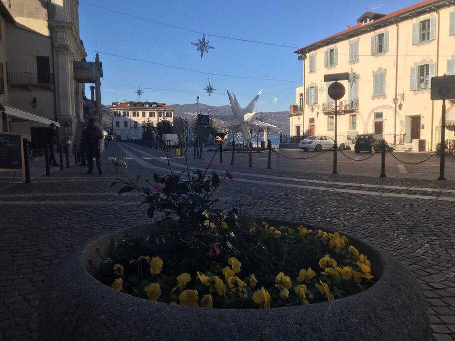 Location, contesto in cui ci troviamo. Uscita in Piazza del Popolo dalla via dove siamo situati